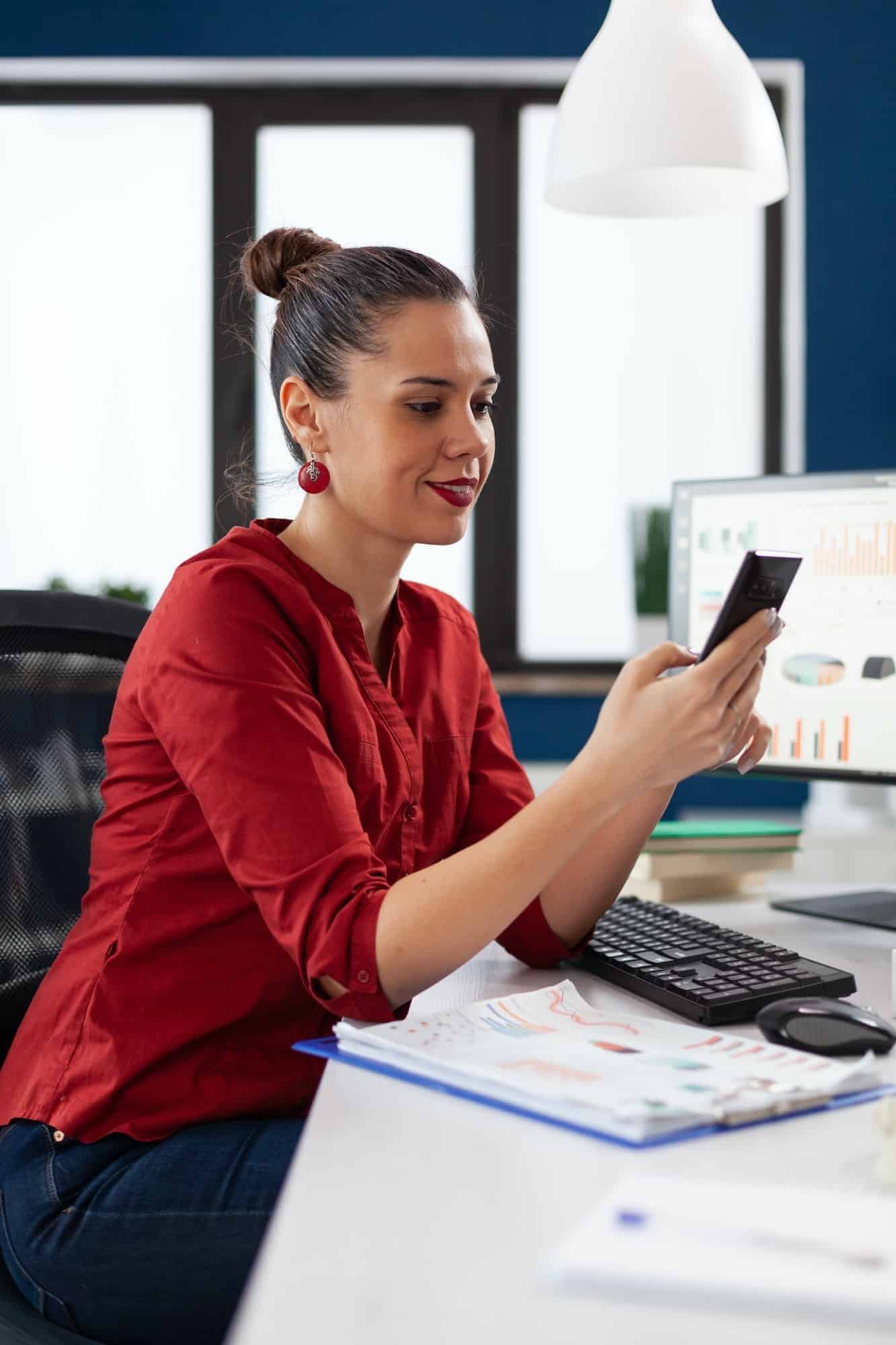 manager-using-smartphone-in-startup-business-office.jpg - conser new site manager-using-smartphone-in-startup-business-office